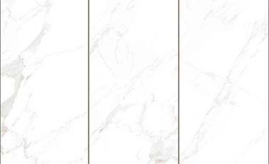 Tamanho lustroso dos azulejos 30x60 da parede do banheiro da cor branca de Carrara/telha de assoalho de mármore do olhar
