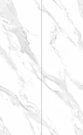 As lajes de mármore brancas de alta qualidade da porcelana de Carrarra do projeto o mais novo grande moderno do tamanho 800*2600mm da telha da porcelana pavimentam telhas
